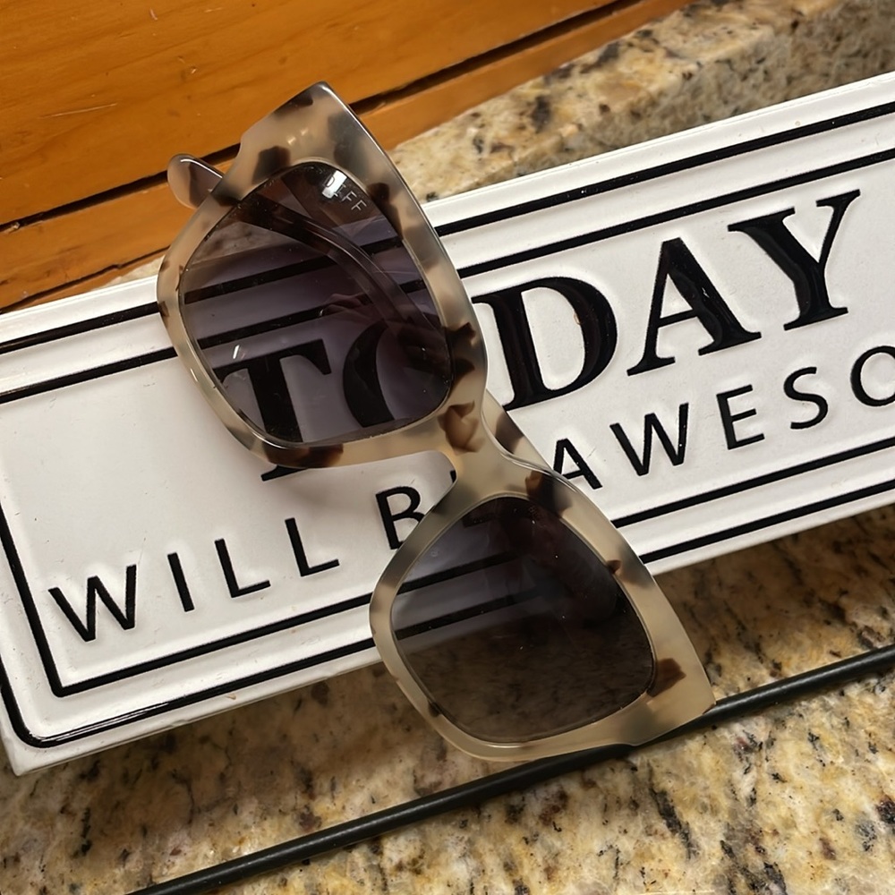 Diff Eyewear Beige Tortoiseshell Square Sunglasses with Gradient Gray Lenses